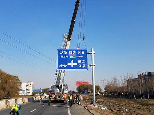 重庆重庆道路护栏网网片该如何进行正确的选购呢？